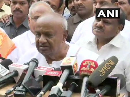 ભાવુક થયા એચડી દેવગૌડા, સ્ટેજ પર જ રડવા લાગ્યા, ભાજપે ગણાવ્યું નાટક