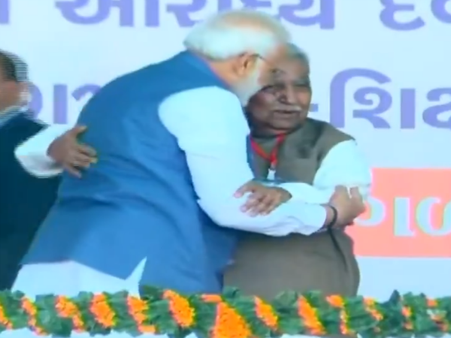 Video: જ્યારે સ્ટેજ પર પીએમ મોદી ગુજરાતના પૂર્વ મુખ્યમંત્રી કેશુભાઈ પટેલને લાગ્યા પગે