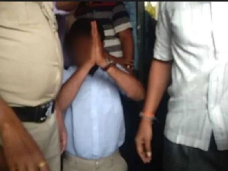 ઈમરાન ખાનના વખાણ કરતા પ્રોફેસરને ઘૂંટણિયે બેસાડ્યો