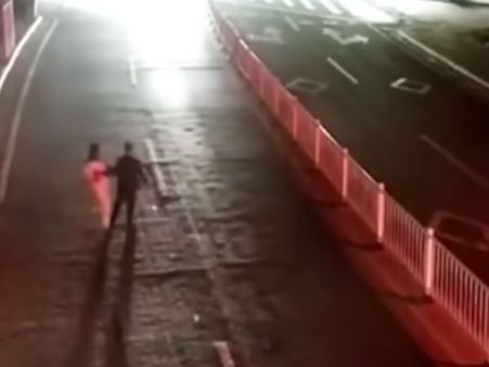 રસ્તા વચ્ચે જઈ ઉભો રહ્યો વ્યક્તિ