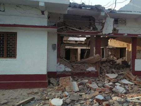 અડધી રાત્રે નેતાના ઘરે હુમલો કર્યો અડધી રાત્રે નેતાના ઘરે હુમલો કર્યો