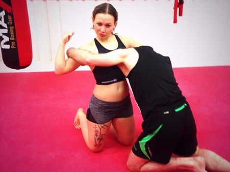 લોકો 1400 રૂપિયા ચૂકવીને માર ખાવા માટે આવે છે, બિકીનીમાં સુંદર રેસલર્સ ધુલાઈ કરે છે