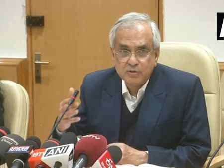 ચૂંટણી પંચે રાજીવ કુમારને મોકલી નોટિસ