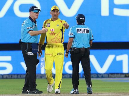 IPL 2019: ધોનીની વિવાદાસ્પદ હરકત પર ચેન્નઈના કોચ ફ્લેમિંગે આપ્યું મોટું નિવેદન