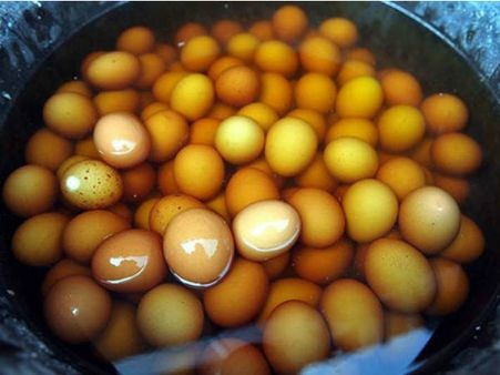 ઇંડા ફેંકવાની પાછળ શું કારણ છે