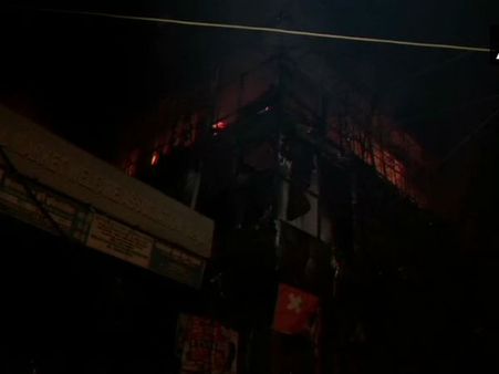 દિલ્હીઃ ઉત્તમ નગરમાં કપડાની દુકાનમાં લાગી ભીષણ આગ