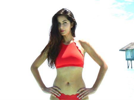 રેડ બિકિનીમાં મુકી તસવીર 