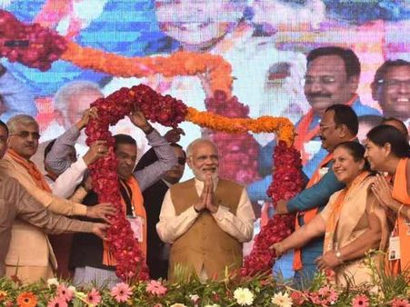 ગુજરાત પહોંચેલા મોદીએ મતદારોનો મૂડ ભાપ્યો