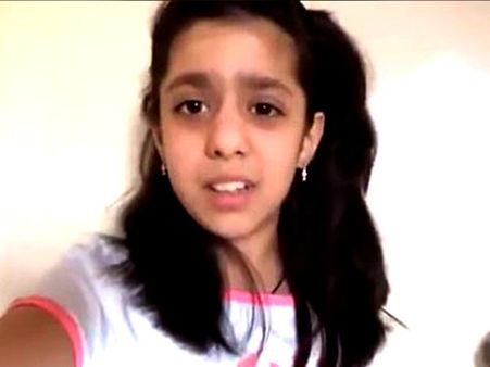 મા ચંપલોથી મારે છે પિતાને, થૂકે પણ છે 