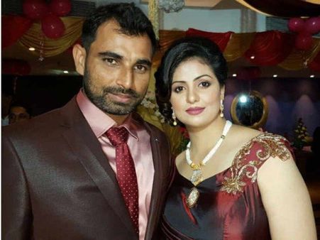 બીજી મહિલાઓ સાથે સંબંધ રાખવાનો આરોપ બીજી મહિલાઓ સાથે સંબંધ રાખવાનો આરોપ