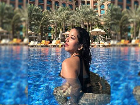 સેક્સી ડાયન મોનાલિસાએ 2019 ની પોતાની હોટ તસવીરો શેર કરી