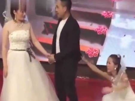 લવ ટ્રાઈએંગલનો વિડીયો વાયરલ થઇ રહ્યો છે