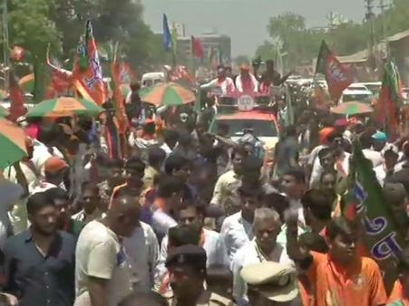 ગુજરાતના અમદાવાદમાં અમિત શાહનો રોડ શૉ, લોકોની ભારે ભીડ જમા