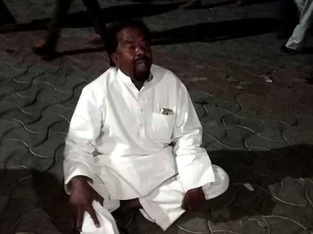 કલેક્ટર પરિસરમાં હંગામો કલેક્ટર પરિસરમાં હંગામો