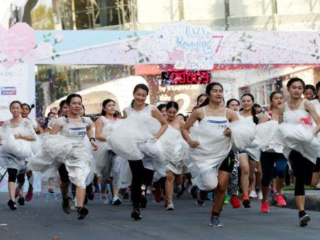 ગાઉન પહેરીને રસ્તા પર દોડવા લાગી દુલ્હનો