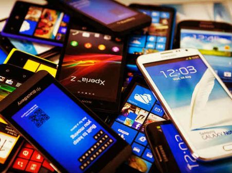 વ્યક્તિ પાસેથી 2 લાખની કિંમતના સેલફોન લૂંટાયા