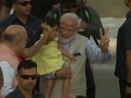 મોદીના ખોળામાં છે અમિત શાહની પૌત્રી