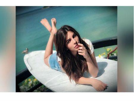 આવી ગરમીમાં શમા સિકંદરે શેર કરી હૉટ તસવીરો, જોતા જ રહી જશો