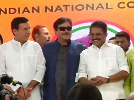 નોટબંધી દુનિયાનું સૌથી મોટું કૌભાંડ છે