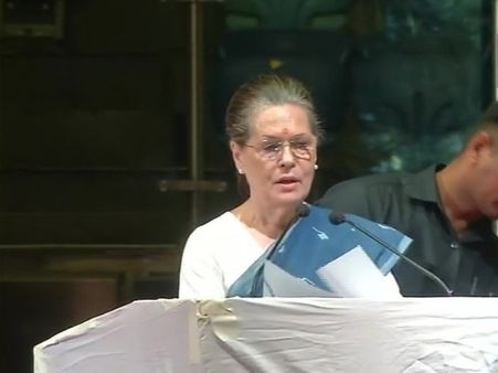 આપણને દેશભક્તિની નવી વ્યાખ્યા સીખવવામાં આવી રહી છેઃ સોનિયા ગાંધી