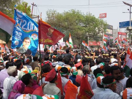 સોનિયા ગાંધીના રોડ શોમાં જોવા મળ્યા બે પ્રકારના ઝંડા