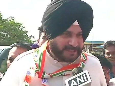 હવે સિદ્ધુ પર ચાલ્યો ચૂંટણી કમિશનનો દંડો, ધર્મના નામે મત માંગવા પર થયો કેસ