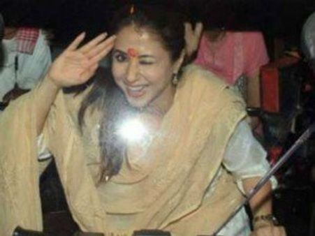 ચૂંટણી પ્રચાર દરમિયાન ‘ઑટો ડ્રાઈવર' બની ઉર્મિલા માતોંડકરઃ જુઓ Pics