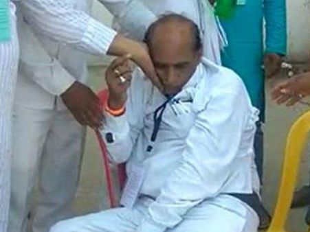 કોંગ્રેસની હાર જોઈ કોંગ્રેસ નેતાને આવ્યો હાર્ટ એટેક કોંગ્રેસની હાર જોઈ કોંગ્રેસ નેતાને આવ્યો હાર્ટ એટેક