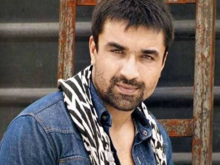 એઝાઝ ખાન પર મોડલ સાથે મારપીટ કરવાનો આરોપ, ફરાર થયો