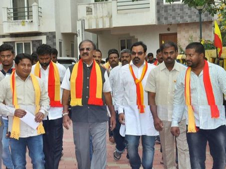 સુબ્રામણિ ઘણીવાર પાર્ટીનું આયોજન કરતો રહે છે સુબ્રામણિ ઘણીવાર પાર્ટીનું આયોજન કરતો રહે છે