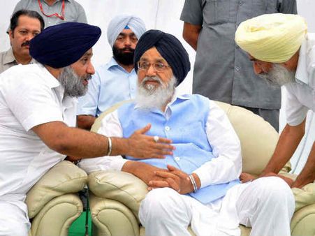 બાદલ પરિવાર પર પ્રહાર બાદલ પરિવાર પર પ્રહાર