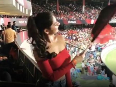 જ્યારે એક છોકરી માટે સોશિયલ મીડિયા થયું ક્રેઝી જ્યારે એક છોકરી માટે સોશિયલ મીડિયા થયું ક્રેઝી