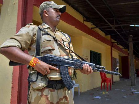 અધિકારીઓ પર કરવામાં આવ્યુ ફાયરિંગ અધિકારીઓ પર કરવામાં આવ્યુ ફાયરિંગ