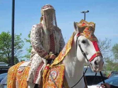 લગ્નમાં મટન ન મળતાં બધા જાનૈયાઓને દોડાવી દોડાવીને માર્યા