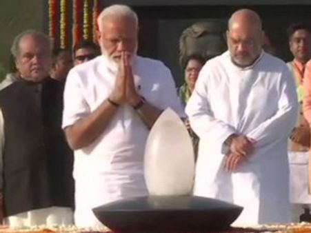 Video: શપથ ગ્રહણ પહેલા વાજપેયીને પીએમ મોદીએ આપી શ્રદ્ધાંજલિ, બાપુને પણ કર્યા નમન