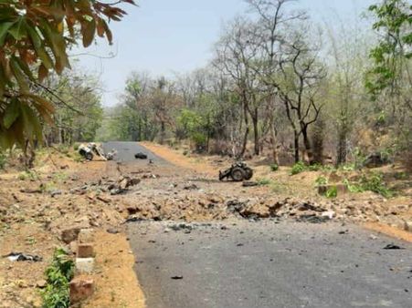 ગઢચિરોલીમાં નક્સલીઓએ પોલીસ પર હુમલો કર્યો, 10 જવાનો શહીદ