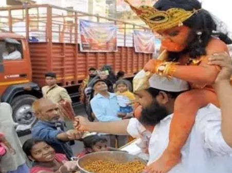 હિંદુઓને એક મુસલમાન ભંડારાનો પ્રસાદ વહેંચી રહ્યો છે