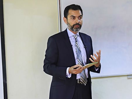 તે વ્યક્તિ કોણ છે