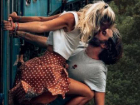 ઇન્સ્ટાગ્રામ ફોટો માટે કપલે પાર કરી બધી હદો, ચાલતી ટ્રેનમાં બહાર લટકીને કરી Kiss