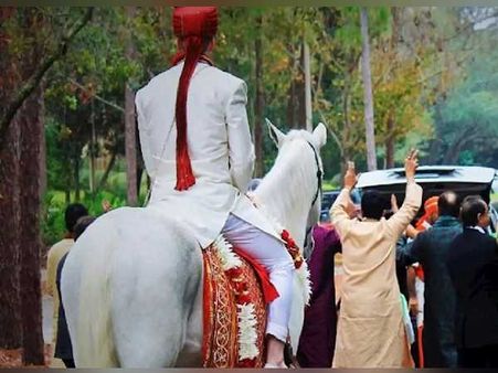 ટેન્કર દ્વારા પાણી નાખીને રસ્તામાં કીચડ કરી દેવામાં આવ્યું