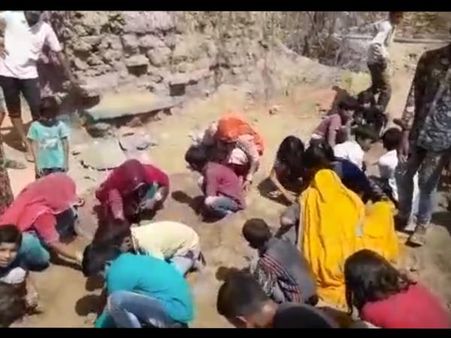 જમીનમાંથી ખજાનો નીકળ્યો, લોકો ચાંદીના સિક્કા લૂંટીને લઇ ગયા