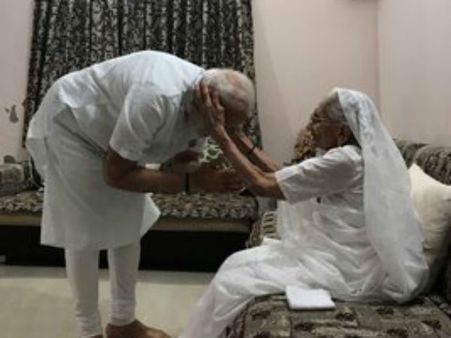 પીએમ મોદીએ માં હીરા બાના આશીર્વાદ લીધા