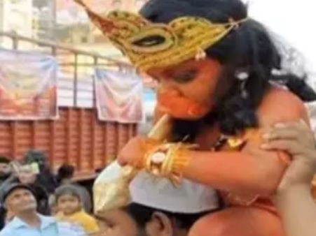 ખભા પર બાળ હનુમાન ગદા લઈને બેઠા હતા