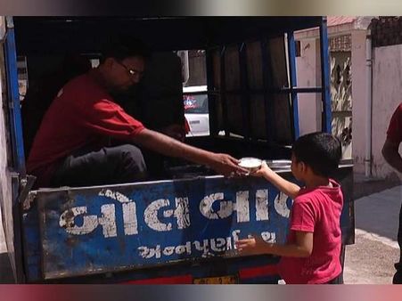 મહિલાઓ ઉત્સાહથી લાઈનમાં ઉભી રહીં રોટલીઓ જમા કરવામાં આવે છે