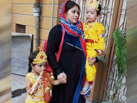 જન્માષ્ટમીએ મુસ્લિમ મહિલાએ તેના બાળકને કન્હૈયો બનાવ્યો