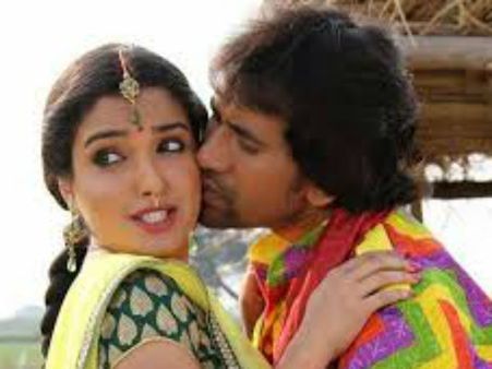 આમ્રપાલી દુબેએ દિનેશ લાલ યાદવ માટે પ્રચાર કર્યો