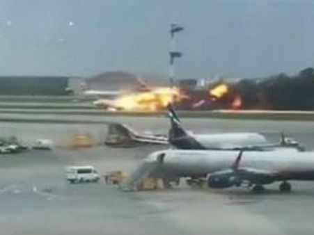 રશિયાઃ ઈમરજન્સી લેન્ડિંગ સમયે વિમાનમાં આગ લાગતાં 41 યાત્રીઓના મોત