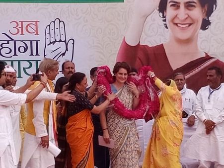 પ્રિયંકાએ શાયરી કહીને પ્રિયંકા પર સાધ્યુ નિશાન પ્રિયંકાએ શાયરી કહીને પ્રિયંકા પર સાધ્યુ નિશાન