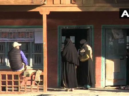 જમ્મુ કાશ્મીરઃ પુલવામામાં મતદાન વખતે આતંકીઓએ ફેંક્યો ગ્રેનેડ, સુરક્ષાબળોએ કરી ઘેરાબંધી