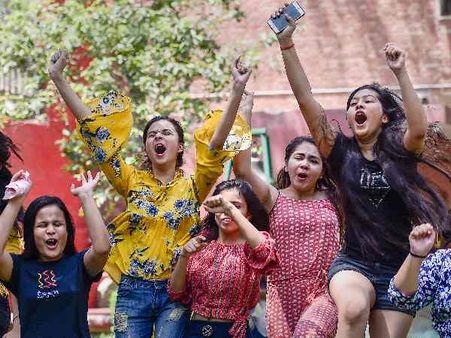 12મા ધોરણમાં ટૉપ કરનાર બંને વિદ્યાર્થિનીઓ યૂપીની 12મા ધોરણમાં ટૉપ કરનાર બંને વિદ્યાર્થિનીઓ યૂપીની